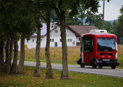 Der vollautomatisierte Elektrobus verbindet den Bahnhof mit dem Ortszentrum, überbrückt damit das Problem der letzten Meile und schließt so die Reisekette der ankommenden Kurgäste.