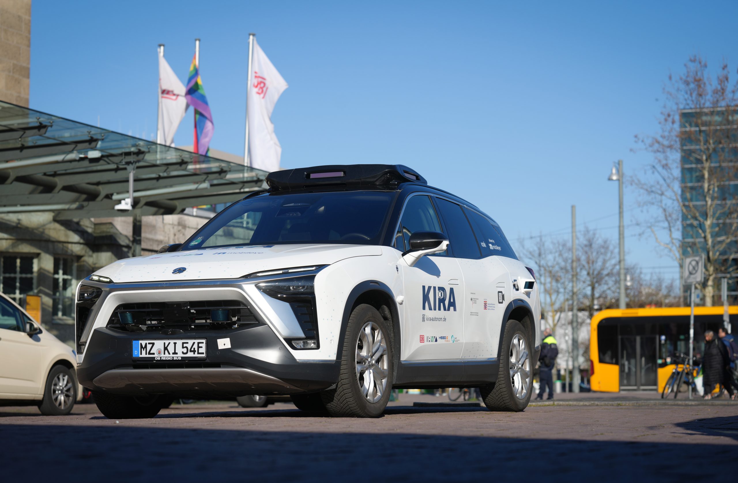Autonome KIRA-Shuttles fahren länger und bedienen neue Orte